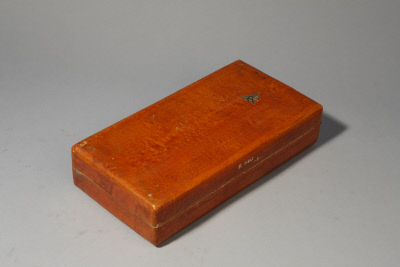 图片[1]-Red patent leather memorial box-China Archive